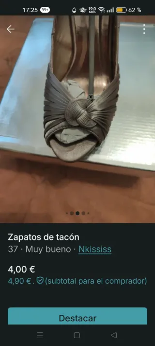 Zapatos de tacón dorados