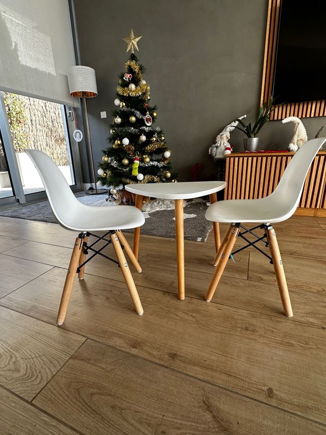 Juego mesa y 2 sillas madera SKLUM para niños