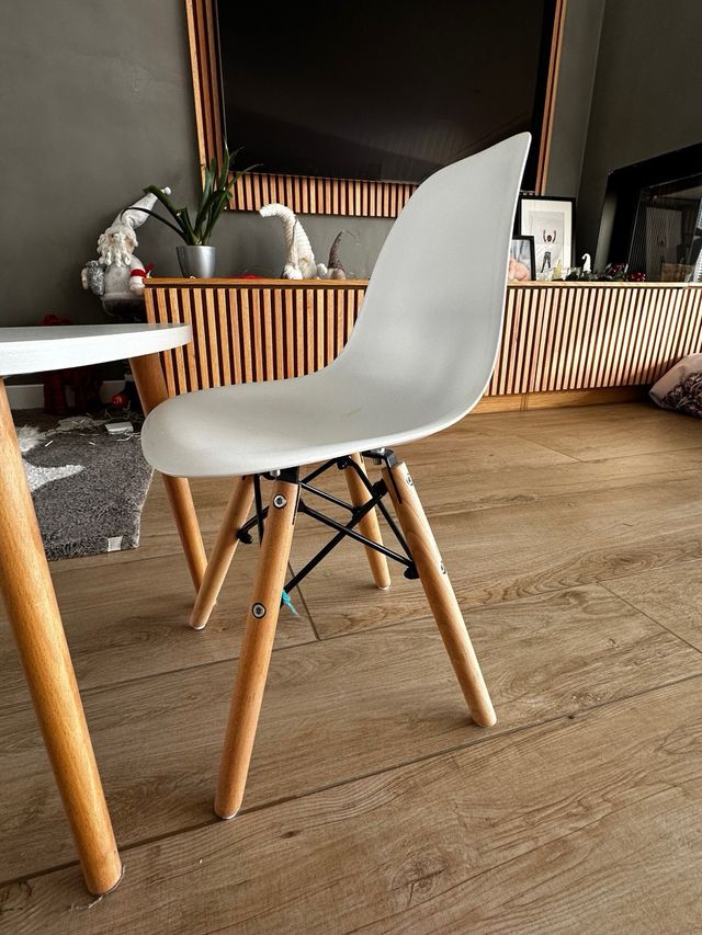 Juego mesa y 2 sillas madera SKLUM para niños