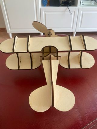 Aeroplano di legno fatto a mano