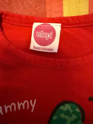 Maglietta rossa con ciliegie