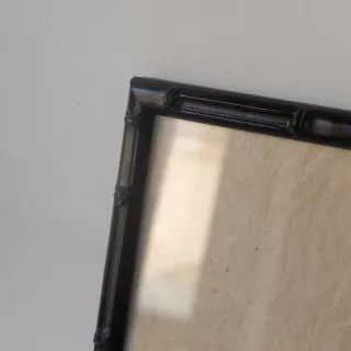 Grabado antiguo chino con marco de bambú negro.