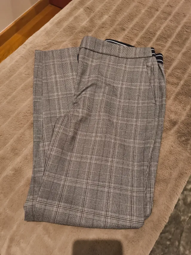 Pantalón de cuadros gris y marrón.