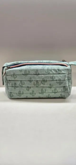 Neceser/estuche verde con estampado de cactus