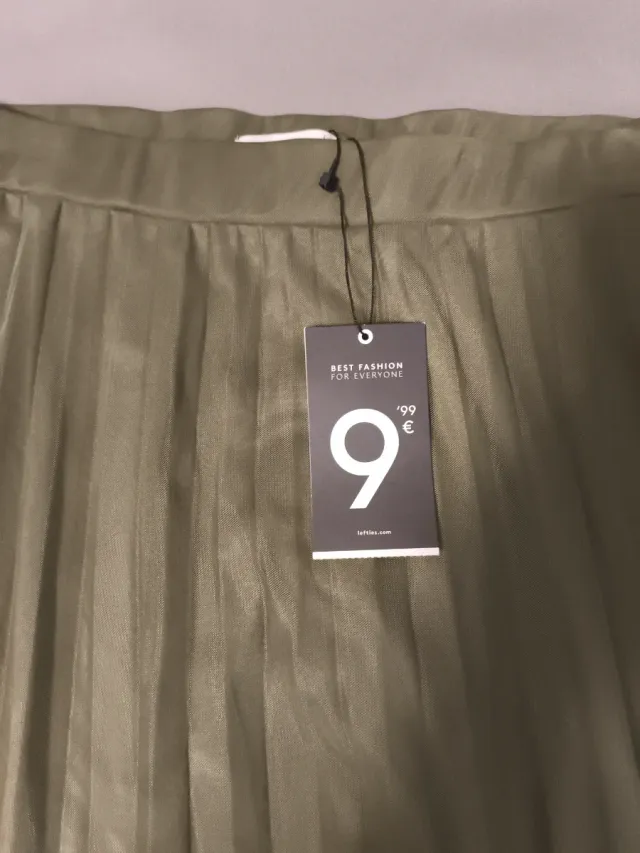 Falda midi plisada verde. Sin estrenar!!