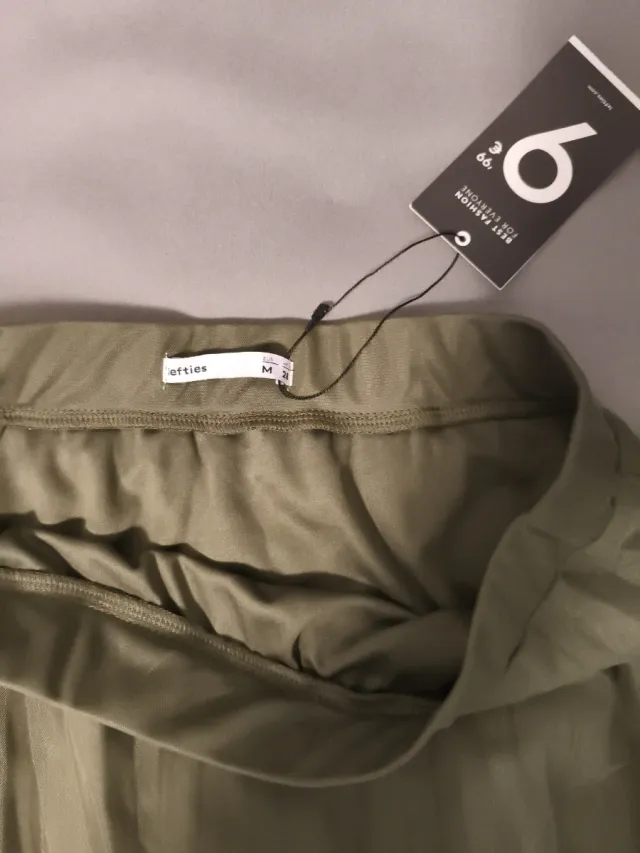 Falda midi plisada verde. Sin estrenar!!