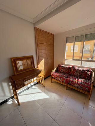 Sofá de bambú con cojines coloridos