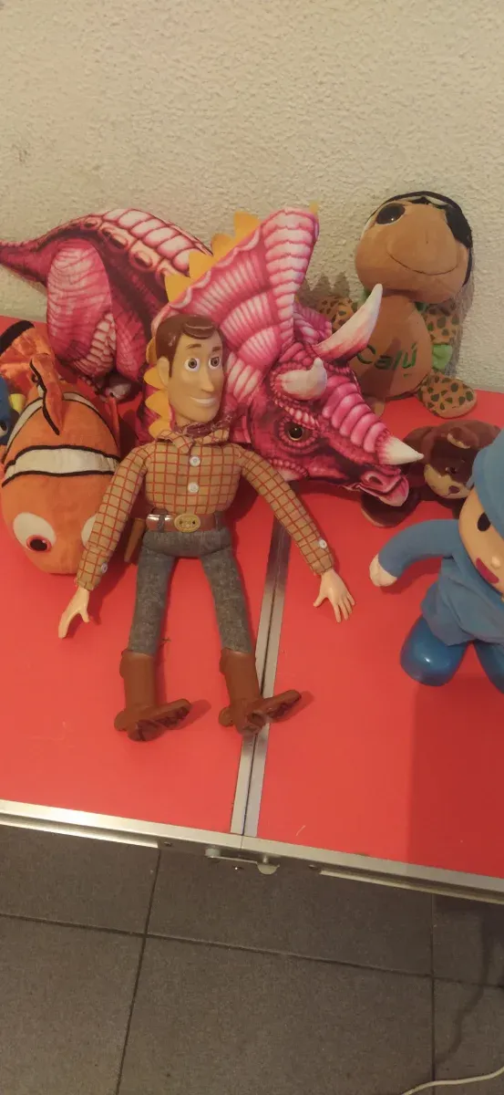 Lote peluches: Woody, Nemo, Dinosaurio