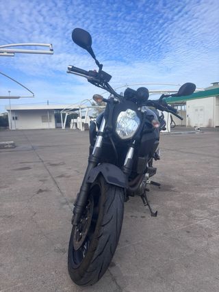 Moto Yamaha MT-03 negra