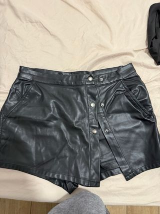 Zara Falda efecto piel negra