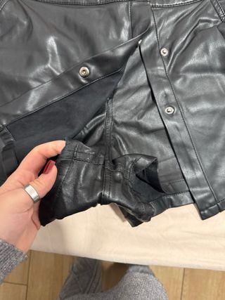 Zara Falda efecto piel negra
