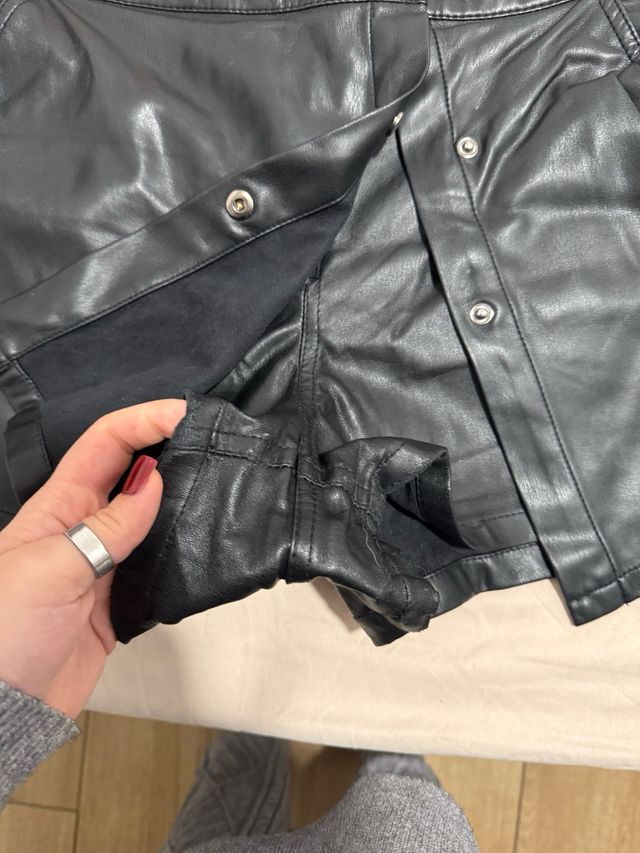 Zara Falda efecto piel negra