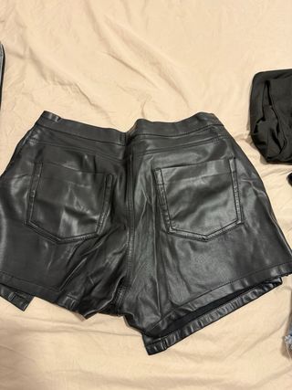 Zara Falda efecto piel negra