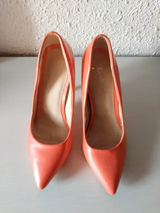 Zapatos de tacón color coral talla 36