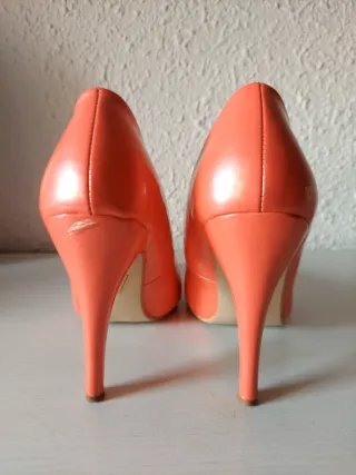 Zapatos de tacón color coral talla 36