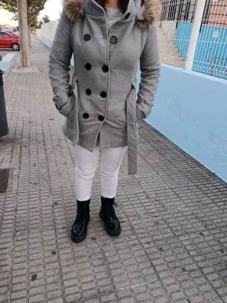 Abrigo marinero gris.