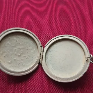 Guardapelo antiguo floral labrado