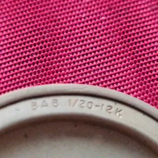 Guardapelo antiguo floral labrado