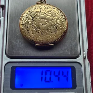 Guardapelo antiguo floral labrado