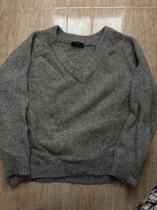 Jersey gris cuello pico