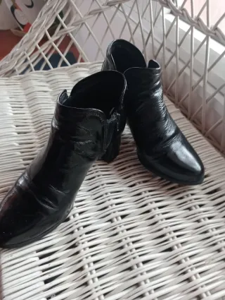 Botines de piel negros