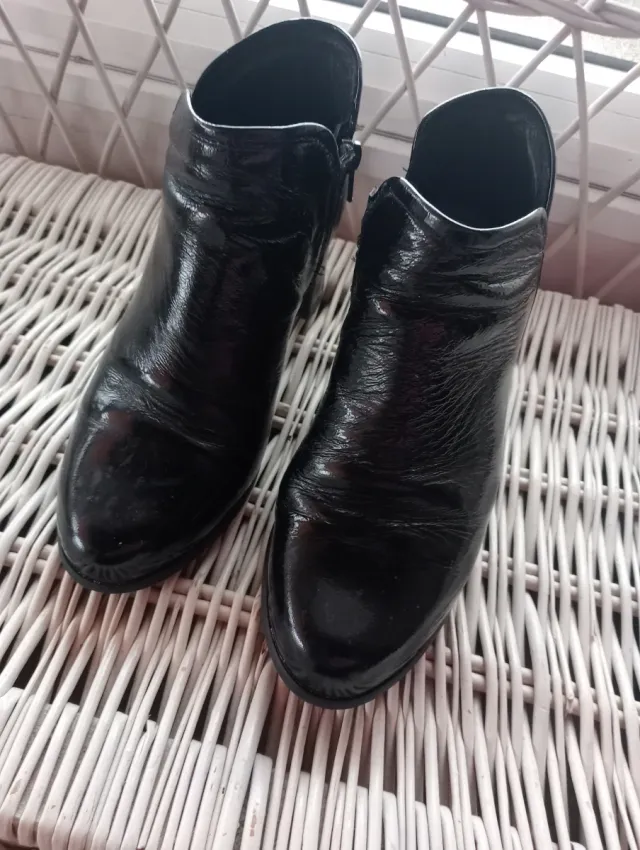 Botines de piel negros