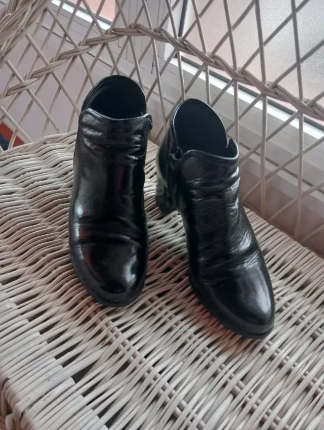 Botines de piel negros