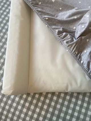 Cambiador bebé gris con estampado