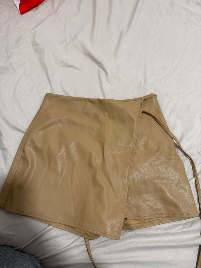 Falda envolvente efecto piel beige