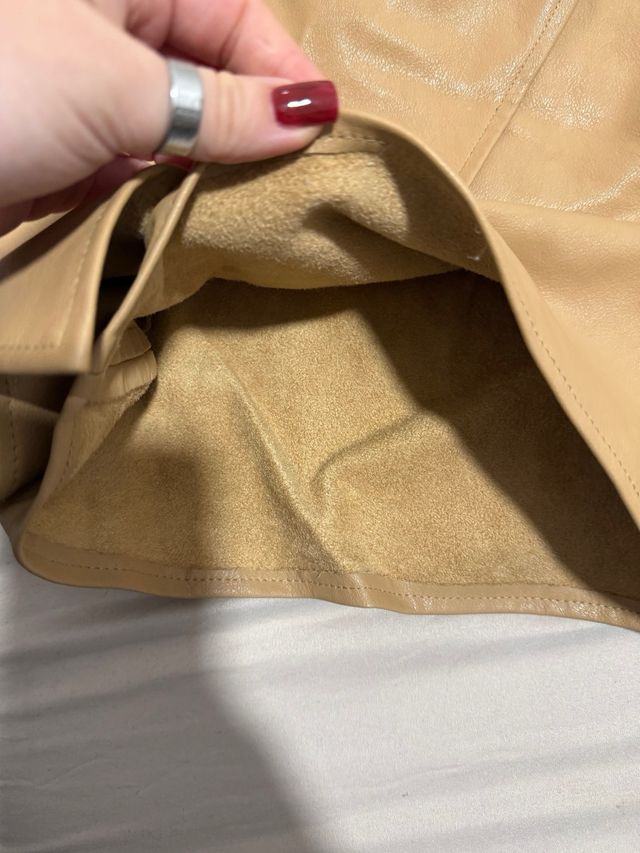 Falda envolvente efecto piel beige