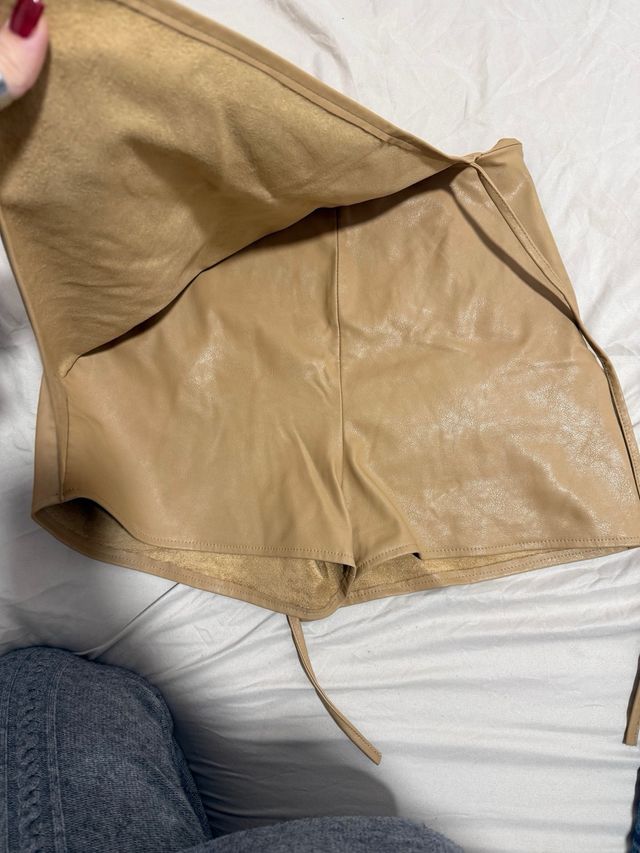 Falda envolvente efecto piel beige