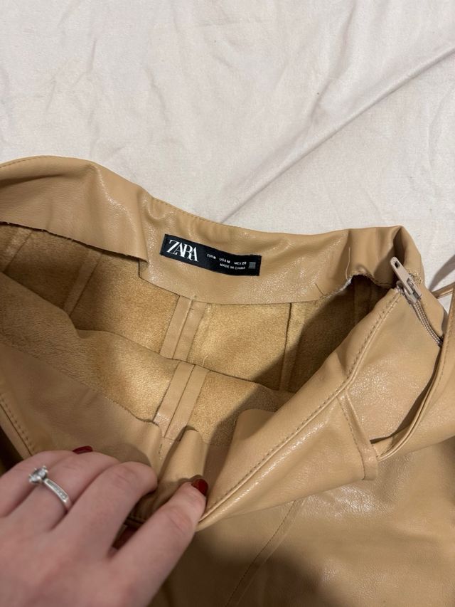 Falda envolvente efecto piel beige