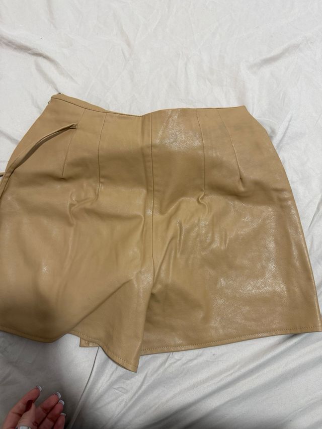 Falda envolvente efecto piel beige