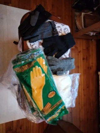 Guantes varios: negros y amarillos