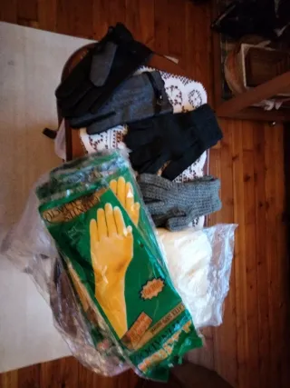 Guantes varios: negros y amarillos