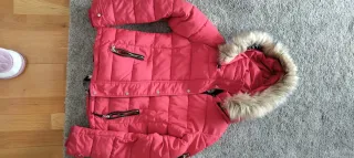 Plumas rojo con capucha y pelo. XS