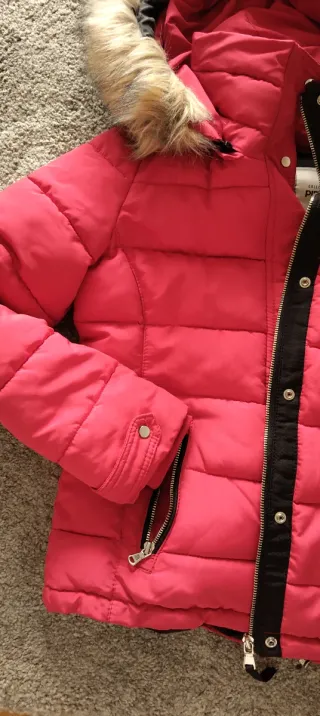 Plumas rojo con capucha y pelo. XS