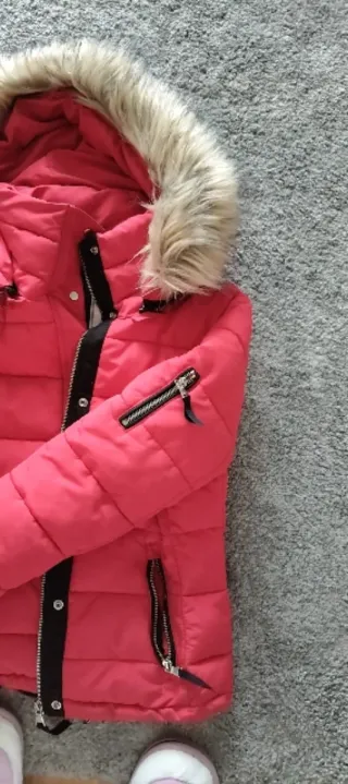 Plumas rojo con capucha y pelo. XS