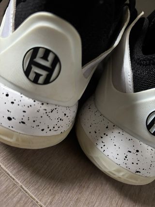 Zapatillas Adidas Negras y Blancas