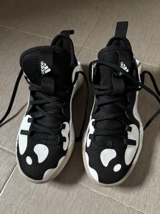 Zapatillas Adidas Negras y Blancas