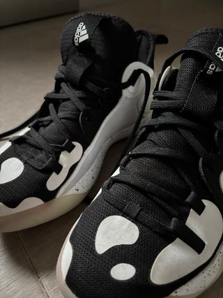 Zapatillas Adidas Negras y Blancas