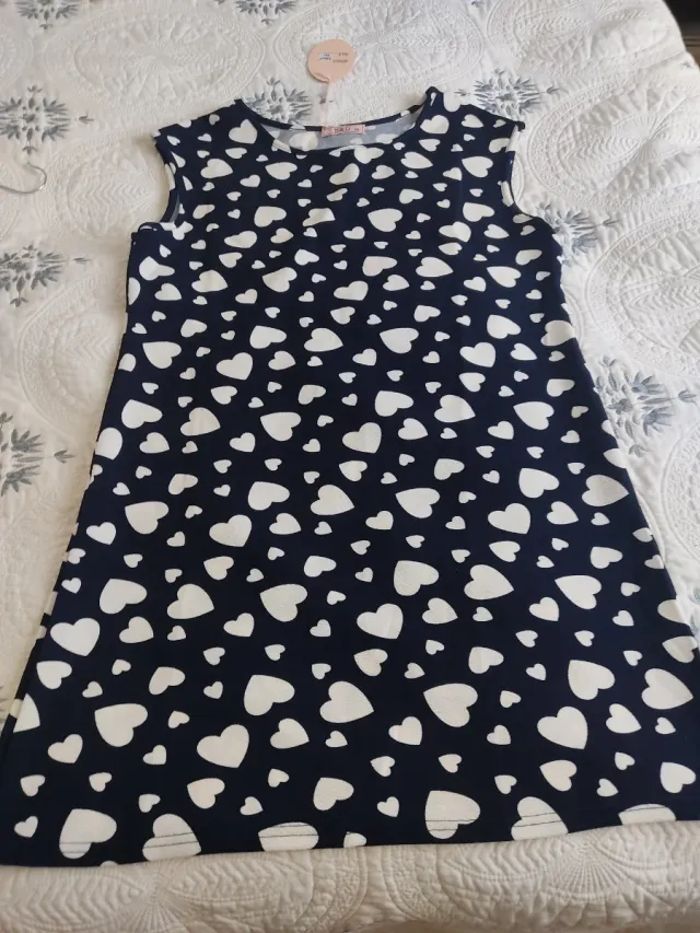 Vestido de verano azul y blanco con corazones