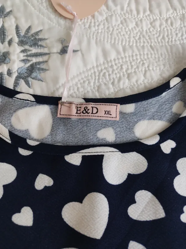 Vestido de verano azul y blanco con corazones