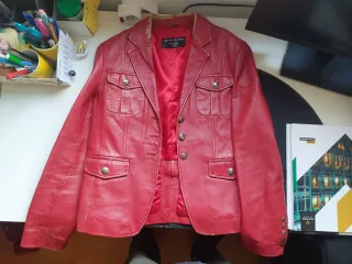 Chaqueta de piel roja excelente estado