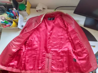 Chaqueta de piel roja excelente estado