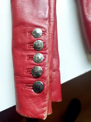 Chaqueta de piel roja excelente estado