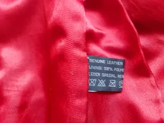 Chaqueta de piel roja excelente estado