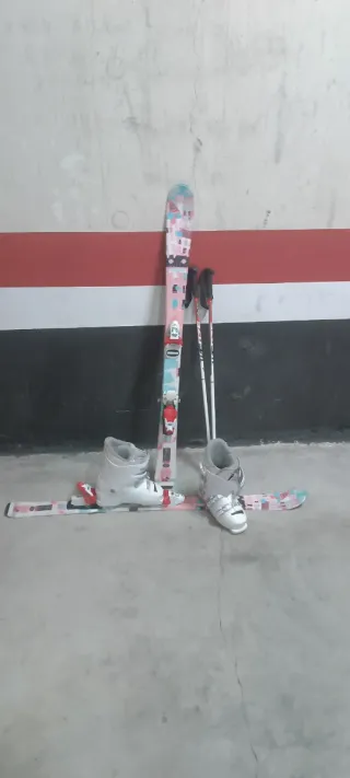 Esquís y bastones infantiles para iniciacion