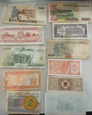 Lotto 27 Banconote varie varie: Pakistan, Perù, Eg