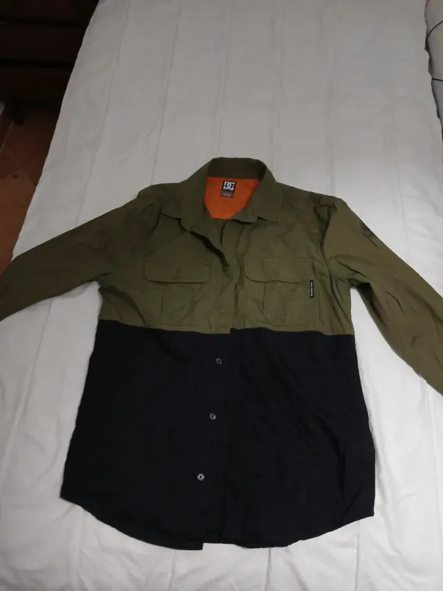 Camisa DC bicolor verde y negra